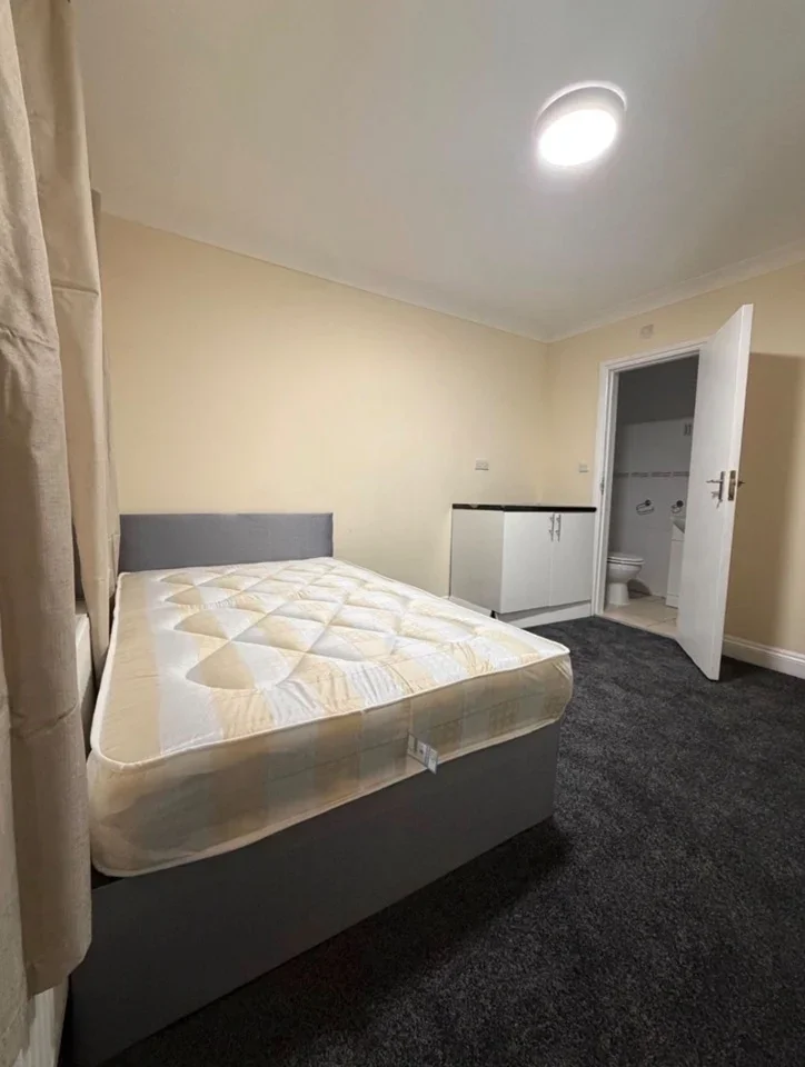 Room Central Avenue in Greater London