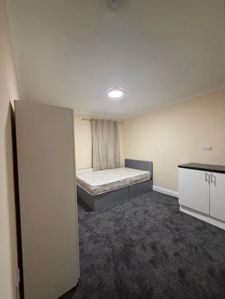 Room Central Avenue in Greater London