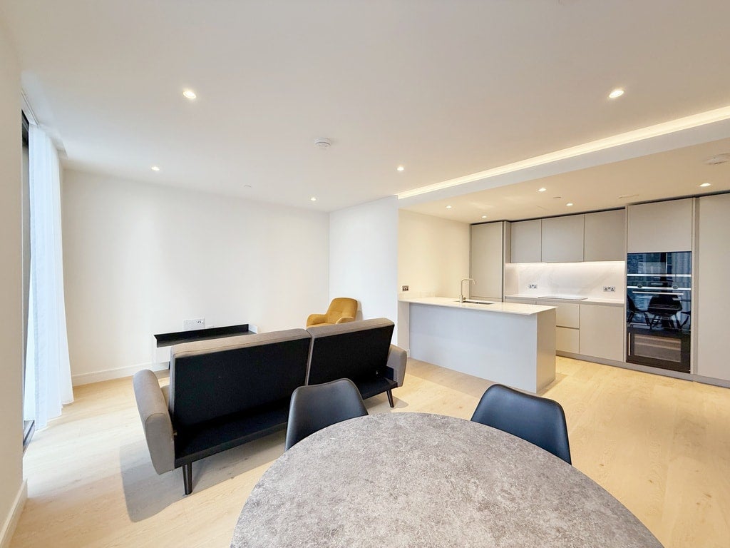 Flat South Quay Square in Greater London