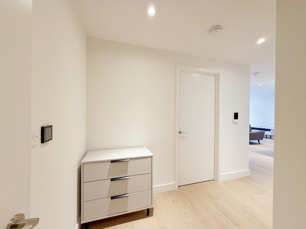 Flat South Quay Square in Greater London