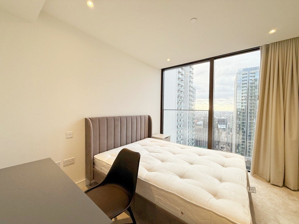 Flat South Quay Square in Greater London