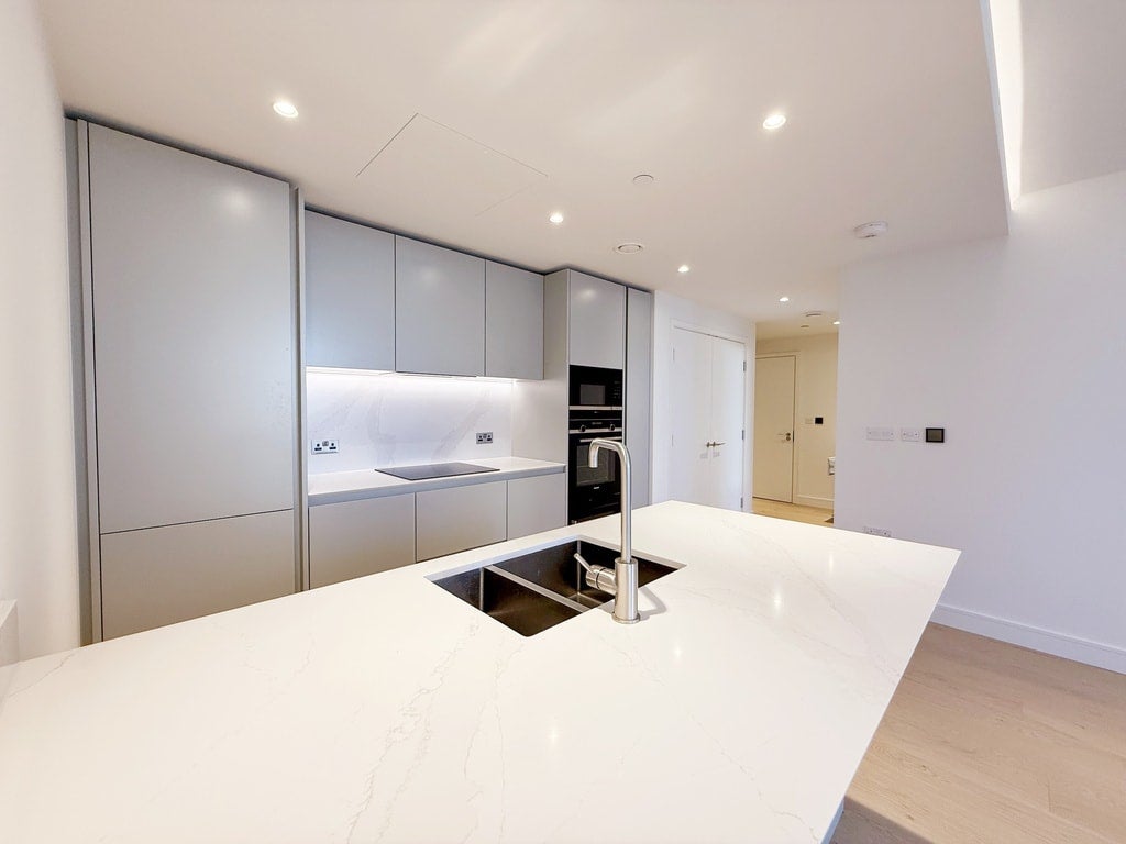 Flat South Quay Square in Greater London