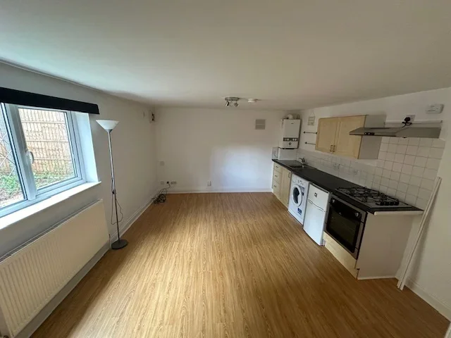 Flat Hermitage Road in Greater London