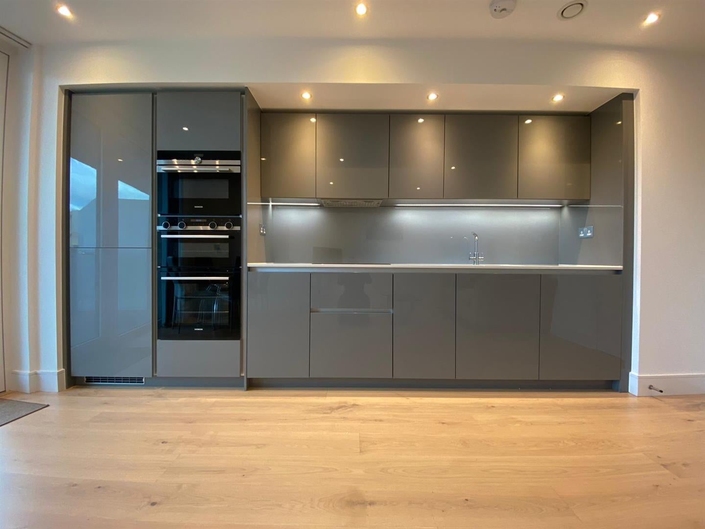 Flat Garnet Place in Greater London
