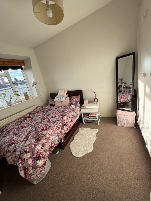 Room Fulham Road in Greater London