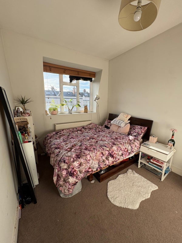 Room Fulham Road in Greater London
