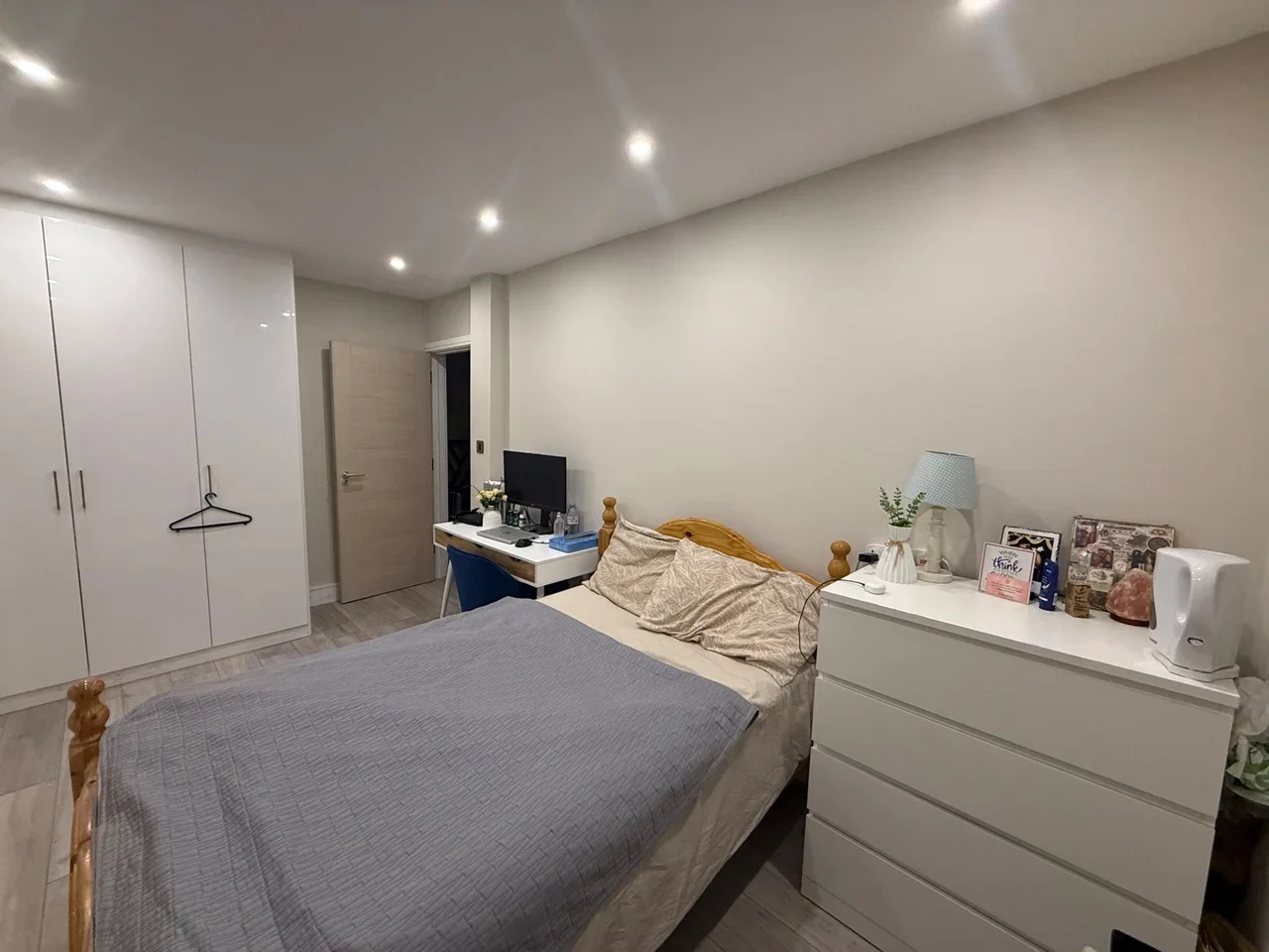 Room Eastbourne Road in Greater London