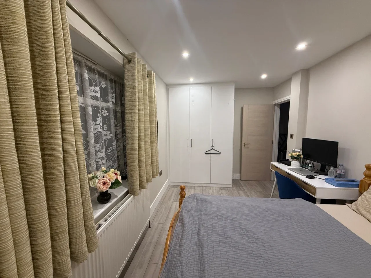Room Eastbourne Road in Greater London
