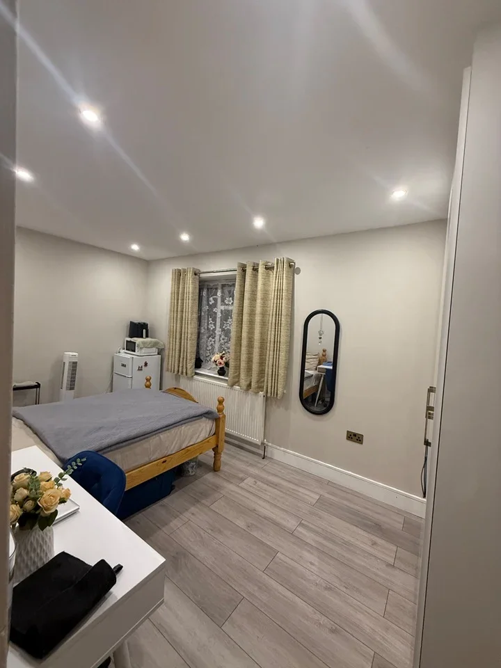 Room Eastbourne Road in Greater London