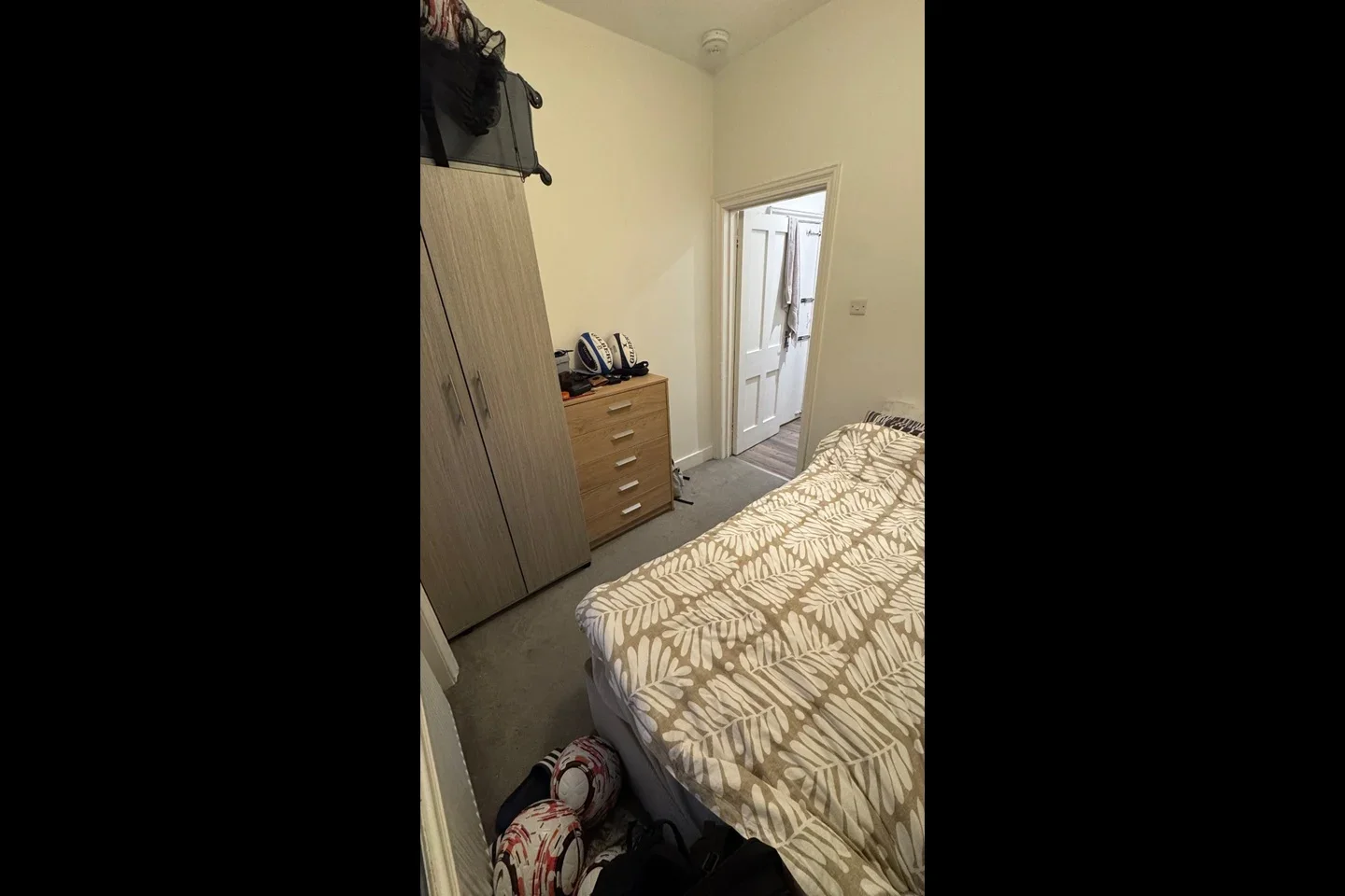 Room Exeter Road in Greater London