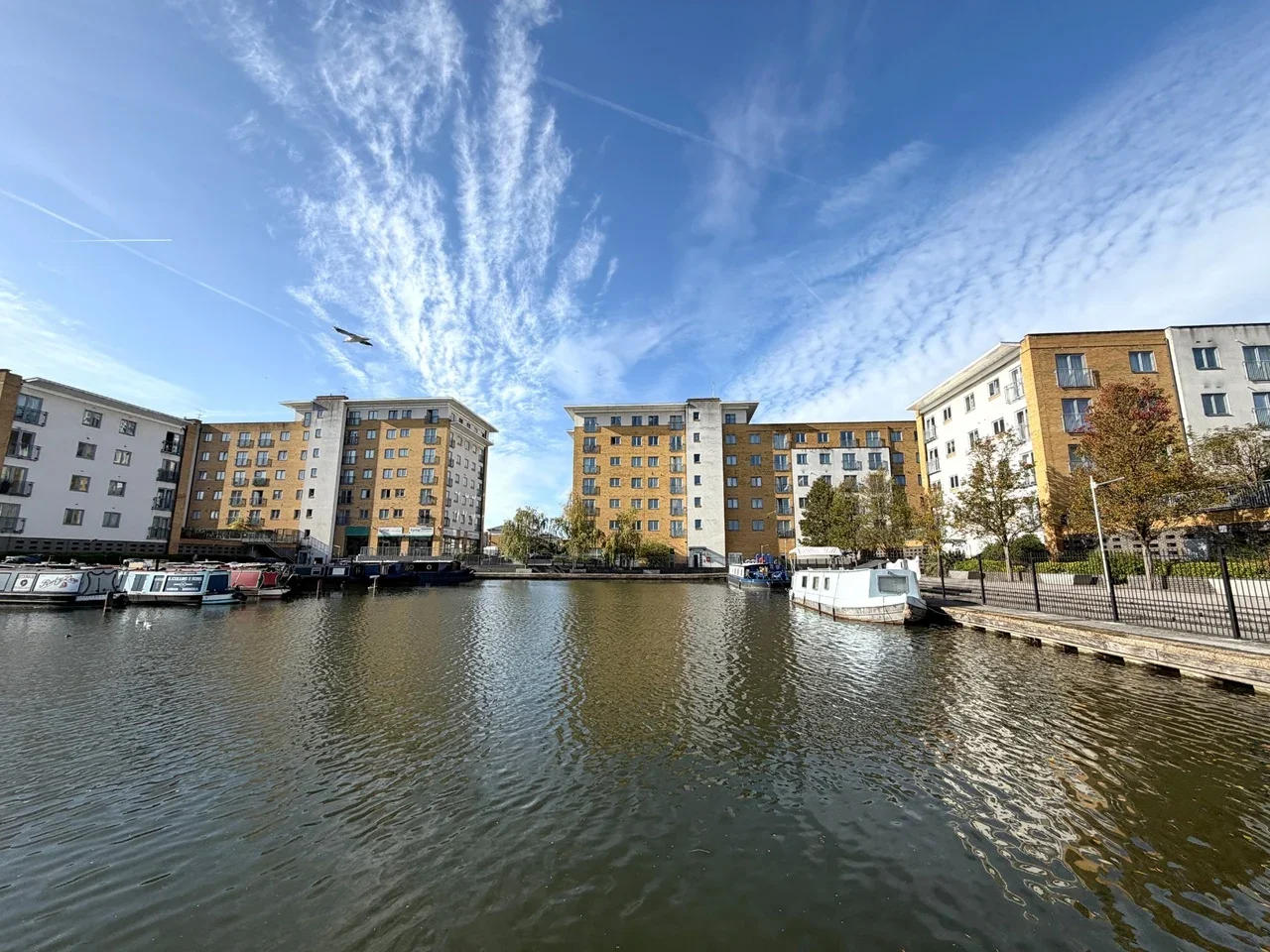 Flat Taywood Road in Greater London