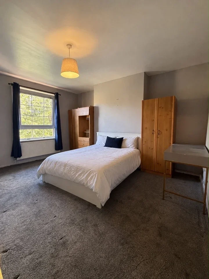 Room Saltwell Street in Greater London