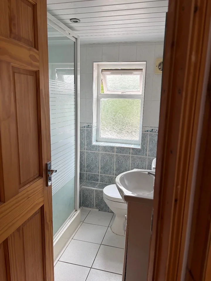 Flat Hoylake Road in Greater London