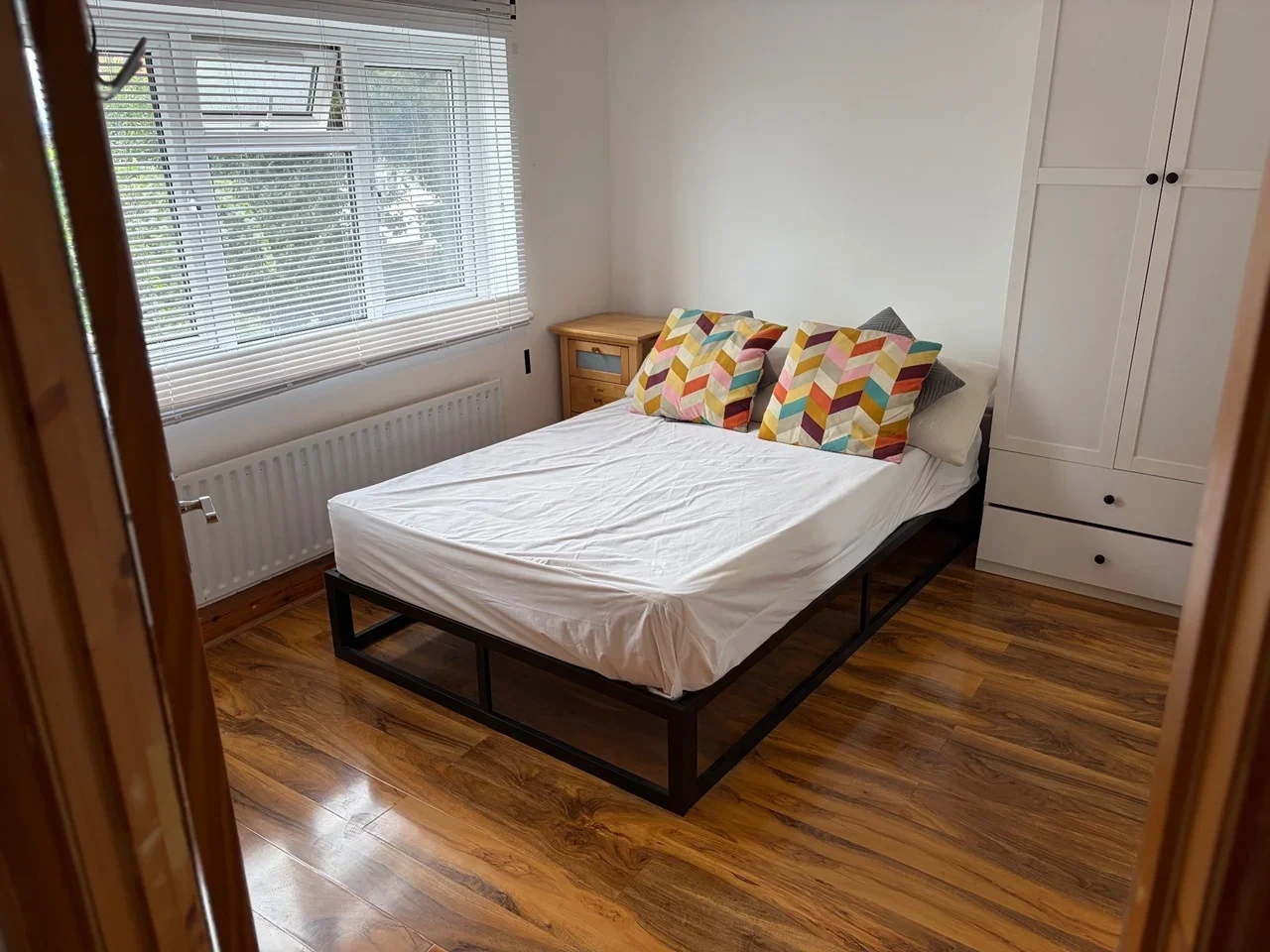 Flat Hoylake Road in Greater London