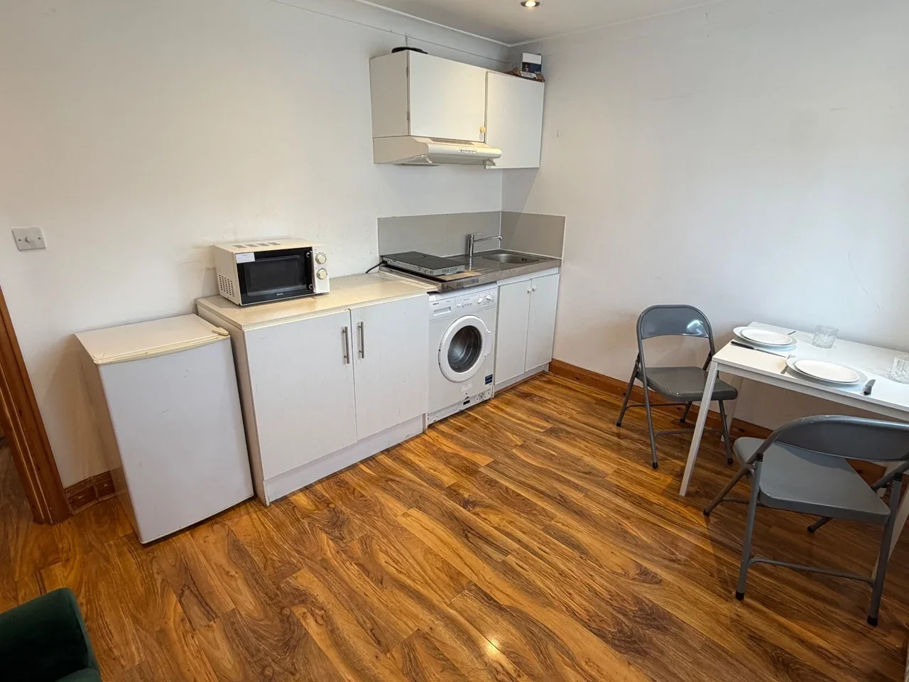 Flat Hoylake Road in Greater London