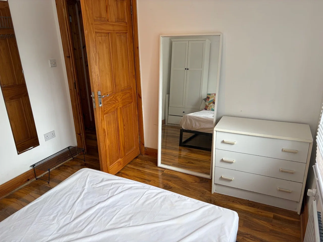 Flat Hoylake Road in Greater London