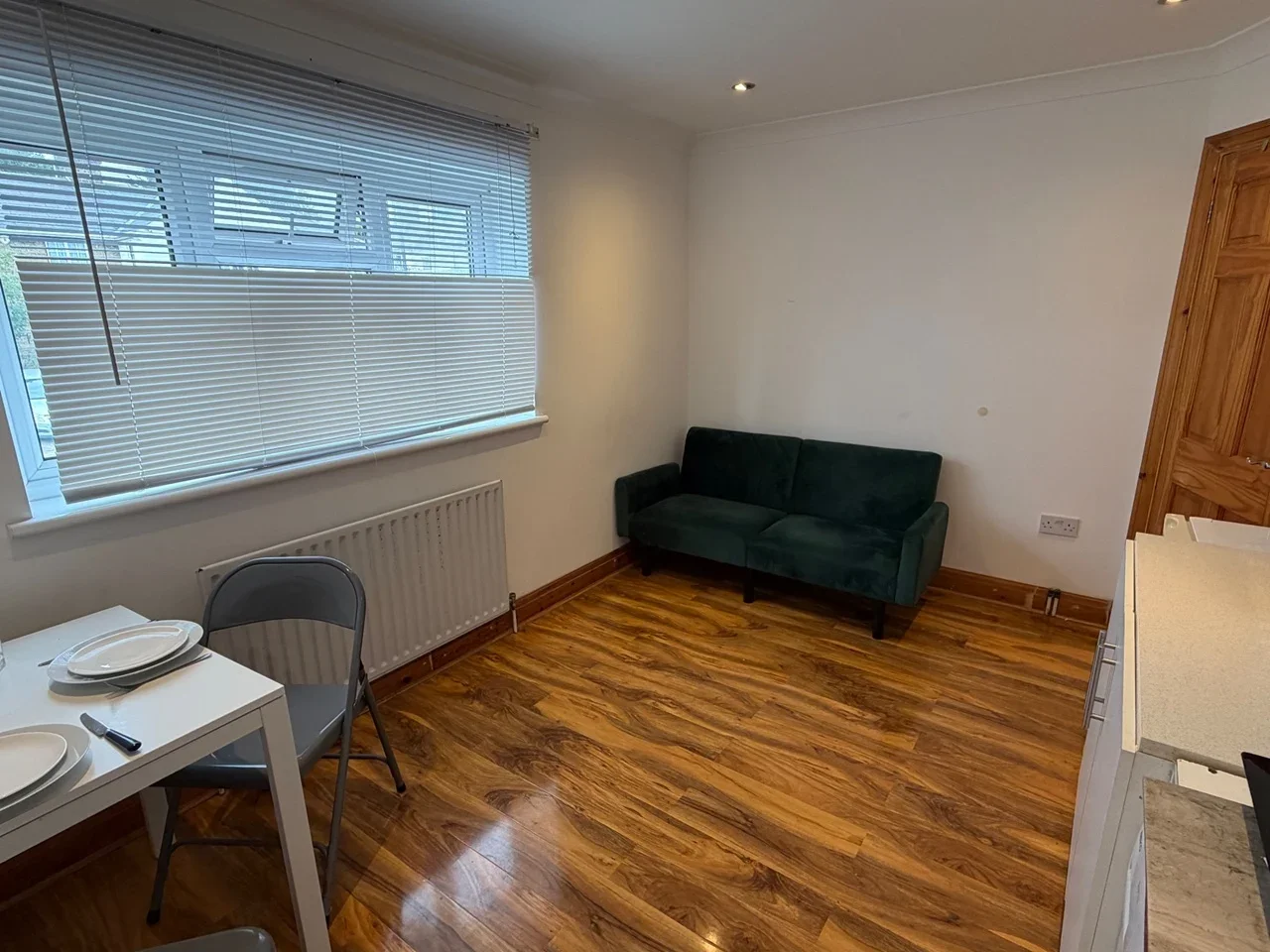 Flat Hoylake Road in Greater London