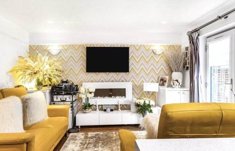 Room Tottenham Road in Greater London