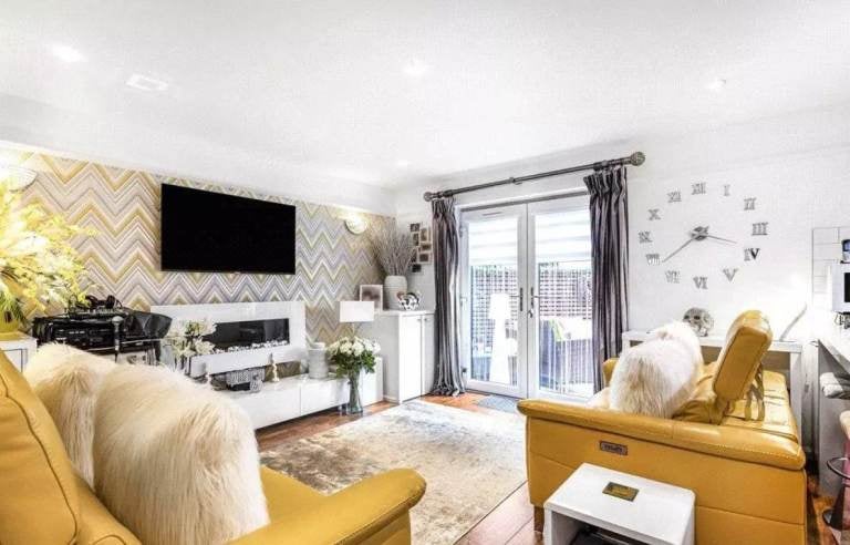 Room Tottenham Road in Greater London