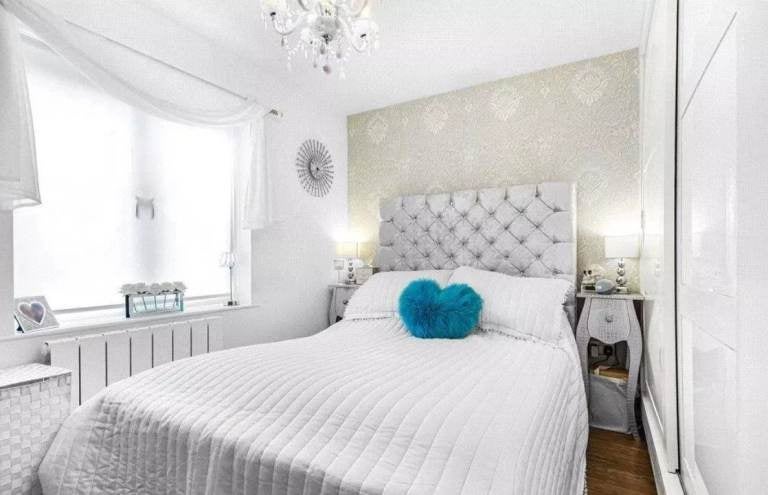 Room Tottenham Road in Greater London