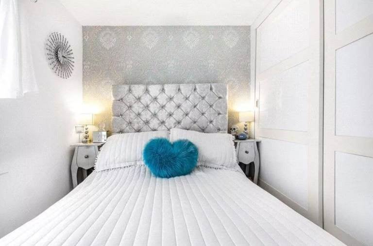 Room Tottenham Road in Greater London