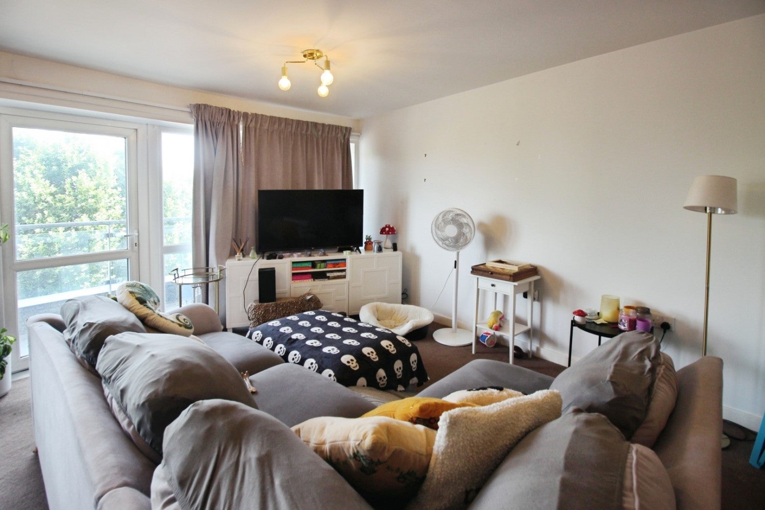 Flat Poplar Place in Greater London