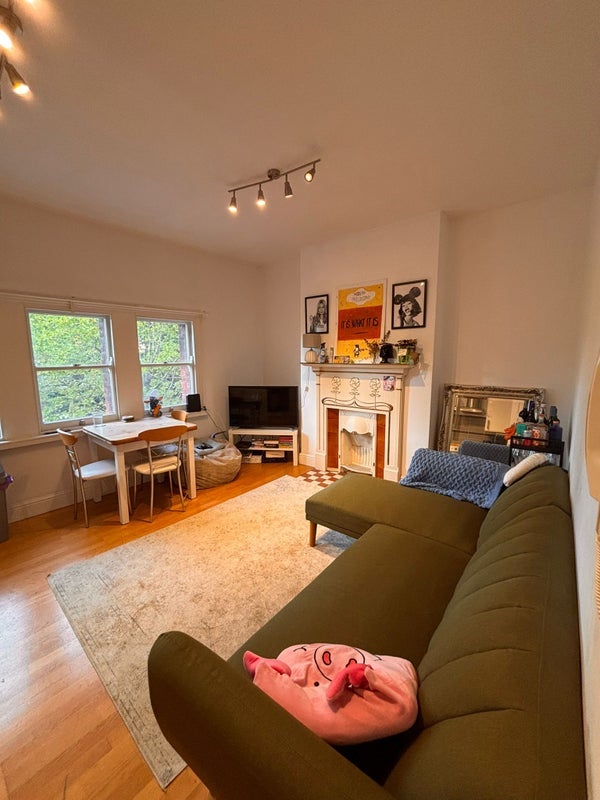 Flat Chiswick High Road in Greater London