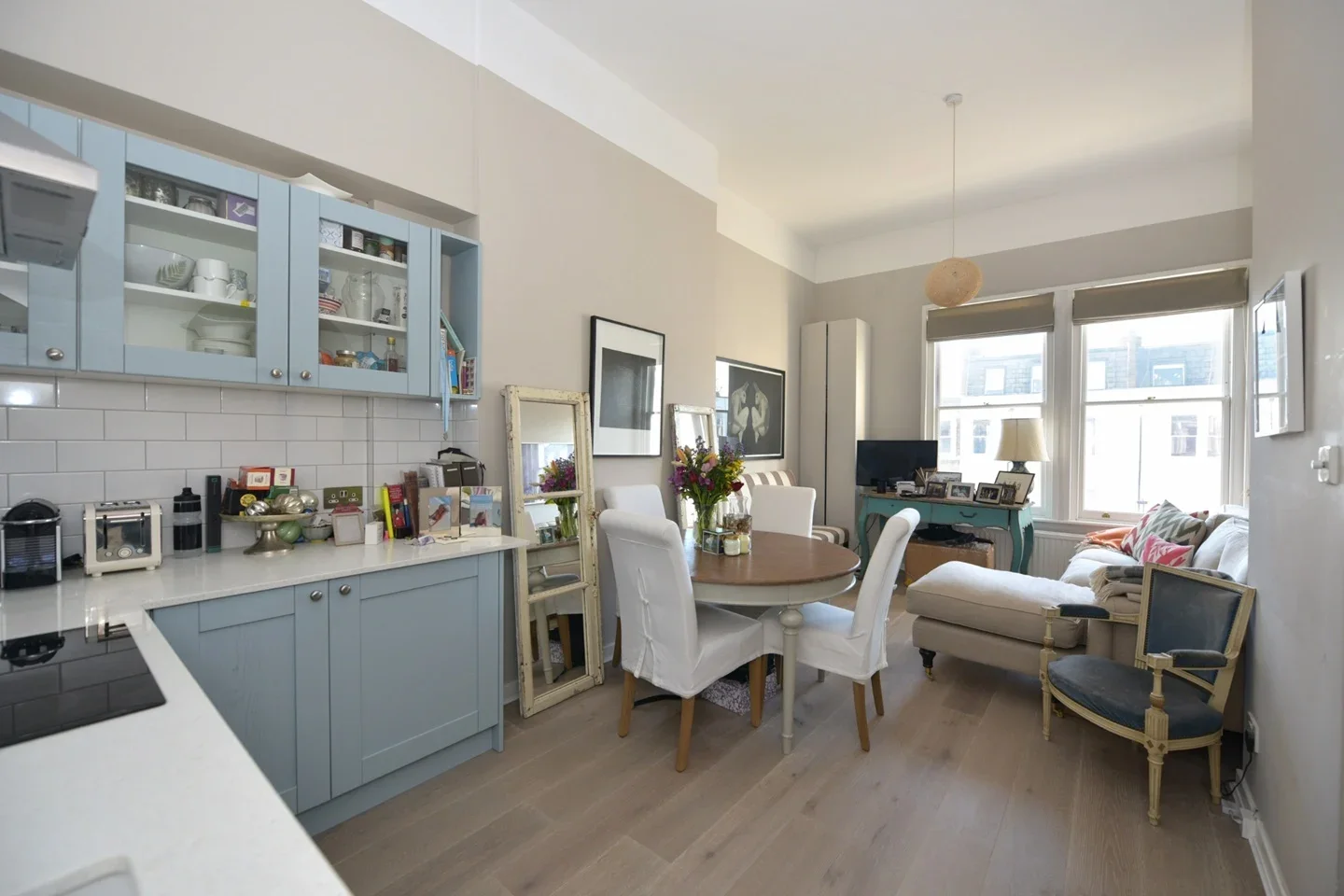 Flat Sinclair Road in Greater London