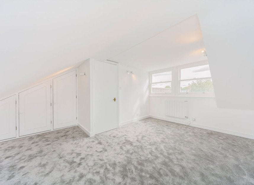 Flat Balliol Road in Greater London