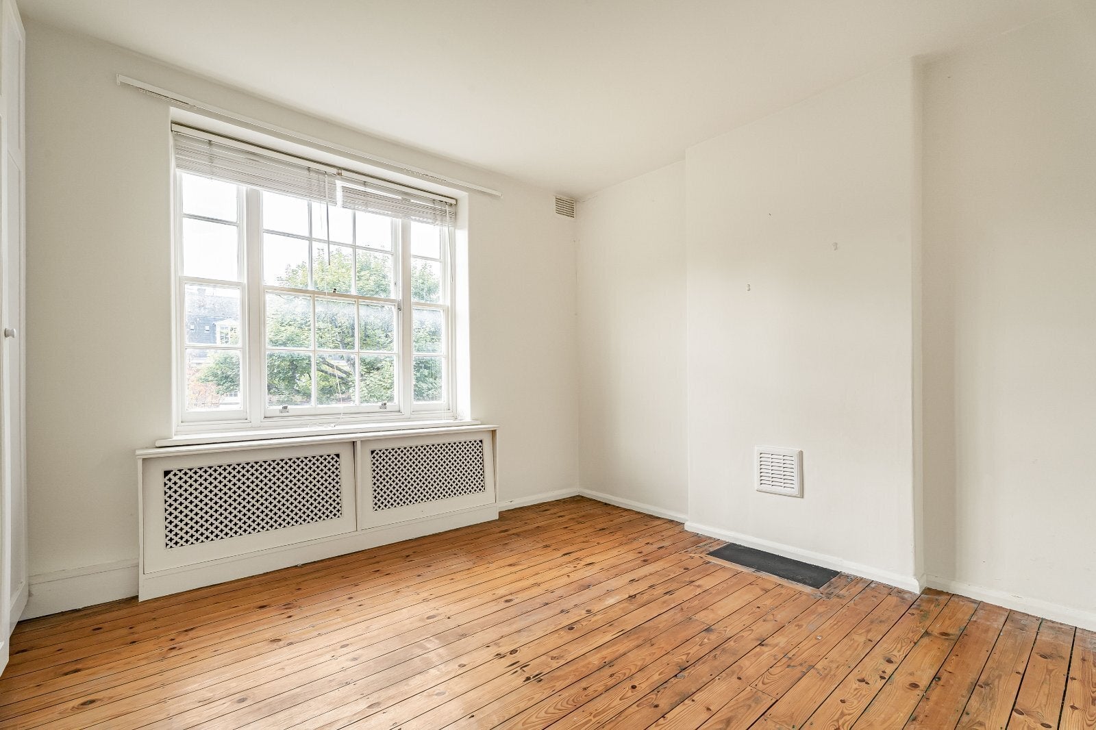 Flat Tyndale Lane in Greater London