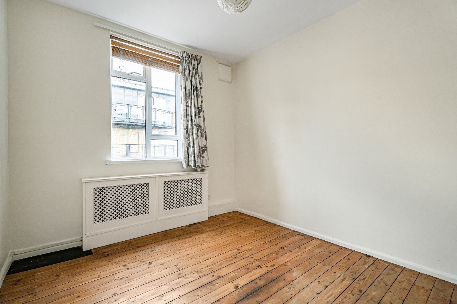 Flat Tyndale Lane in Greater London