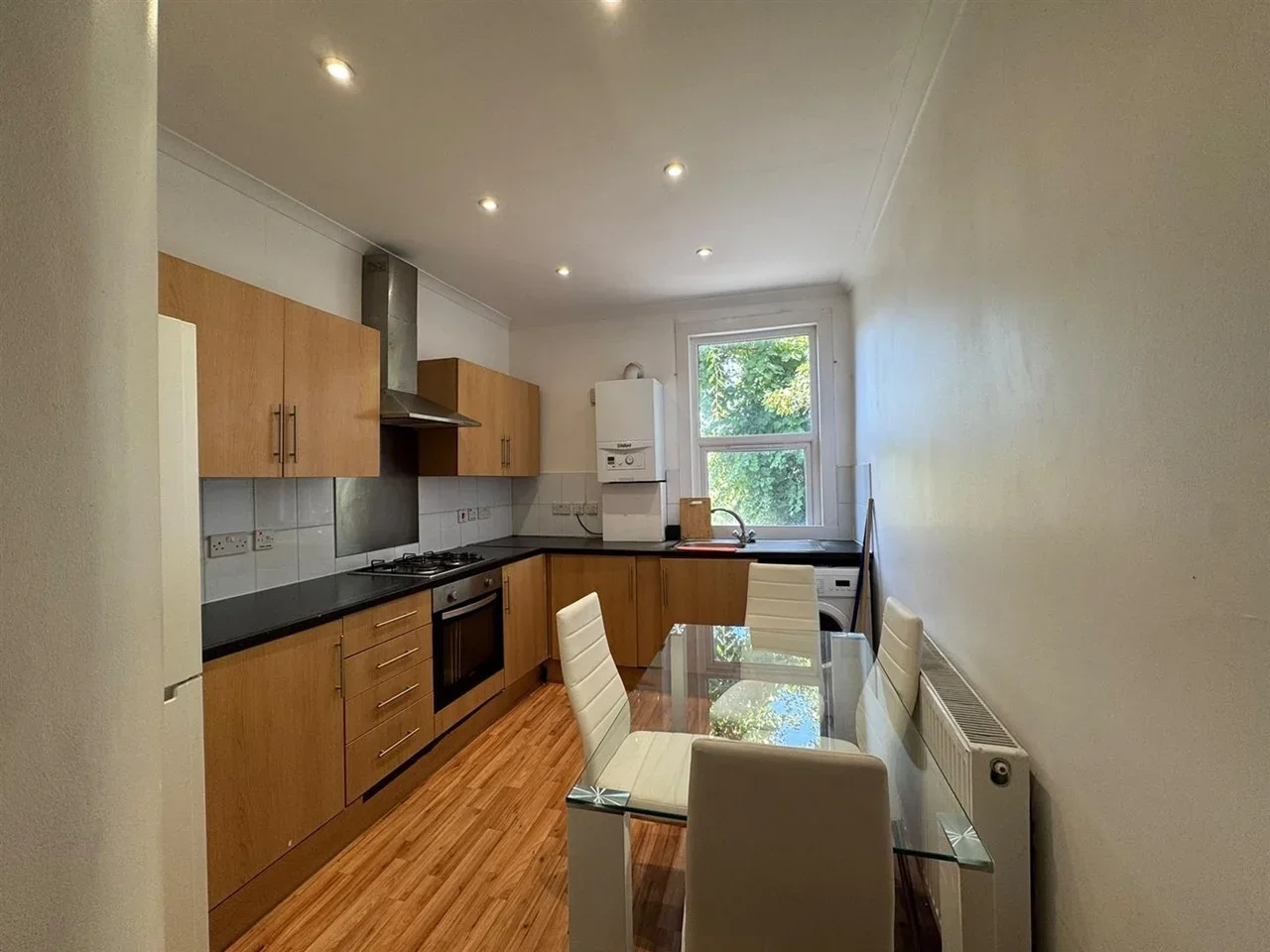 Flat Woodlands Park Road in Greater London