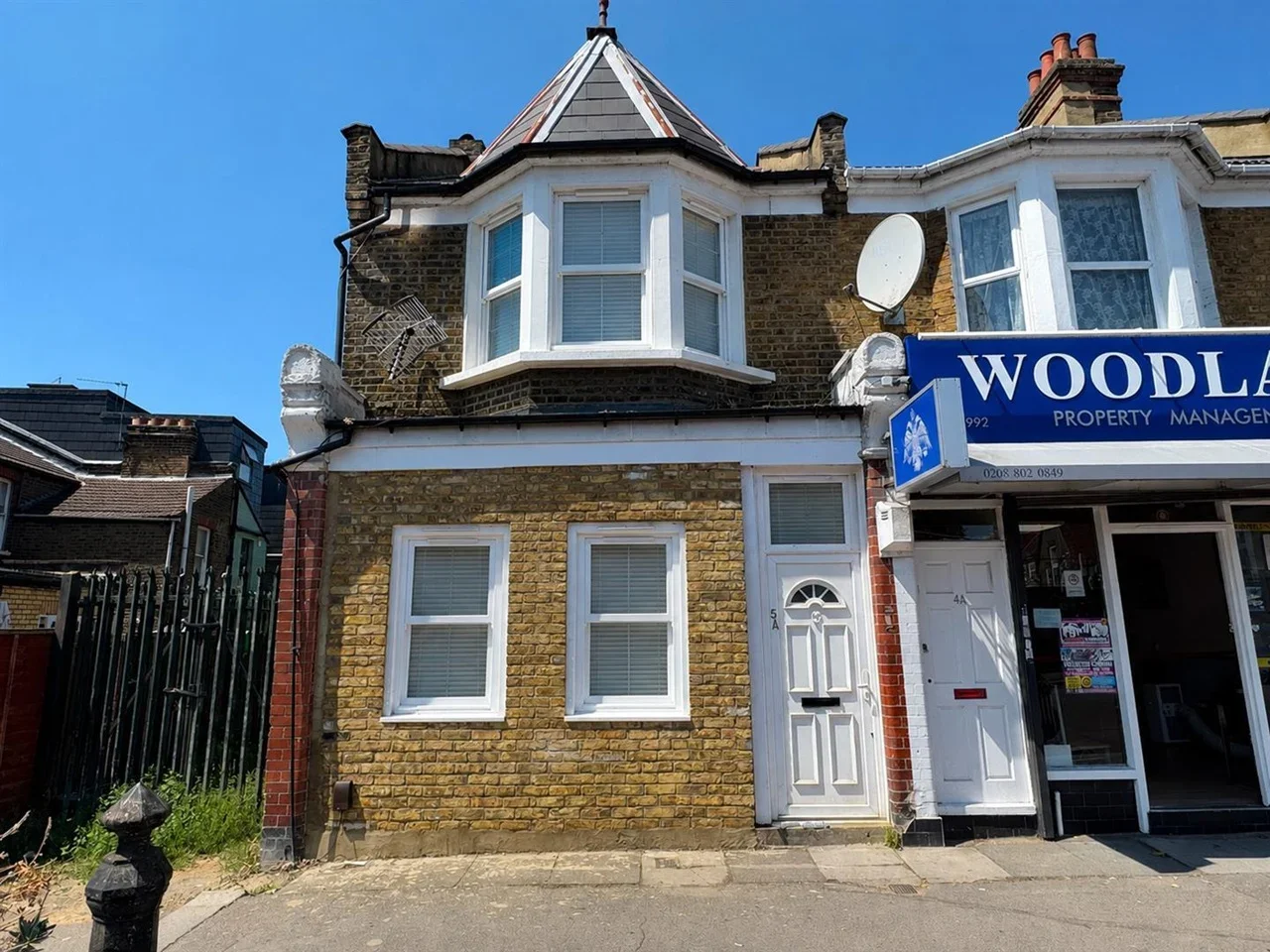 Flat Woodlands Park Road in Greater London