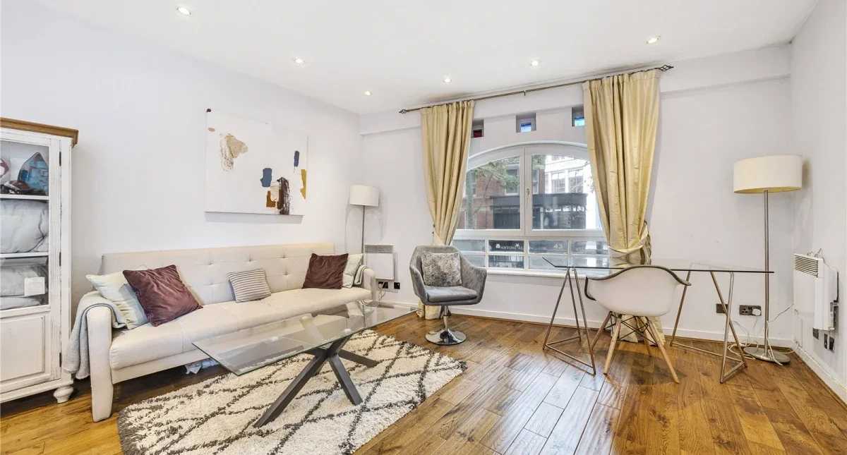 Flat Rosebery Avenue in Greater London