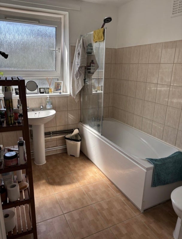Room Turnham Road in Greater London