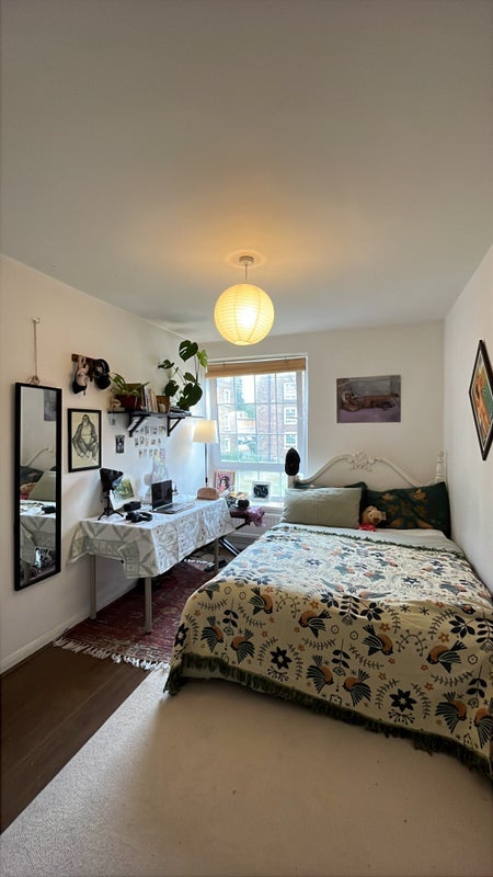 Room Turnham Road in Greater London