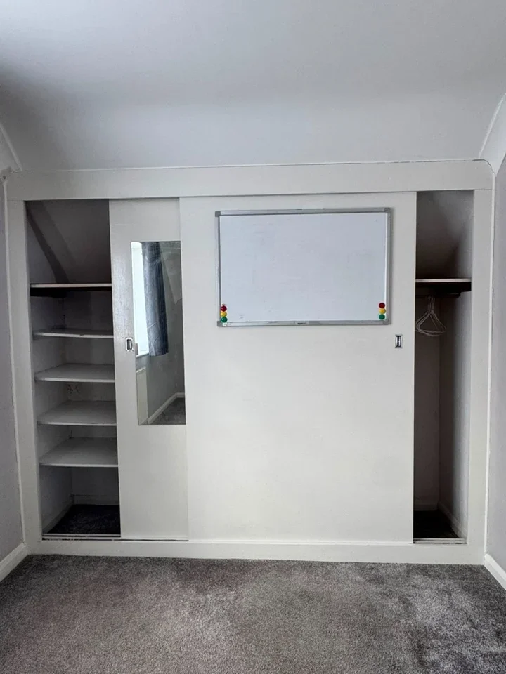 Room Deri Dene Close in Borough of Spelthorne
