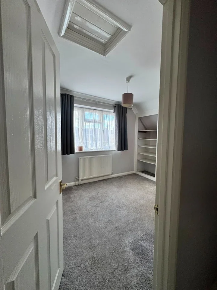 Room Deri Dene Close in Borough of Spelthorne