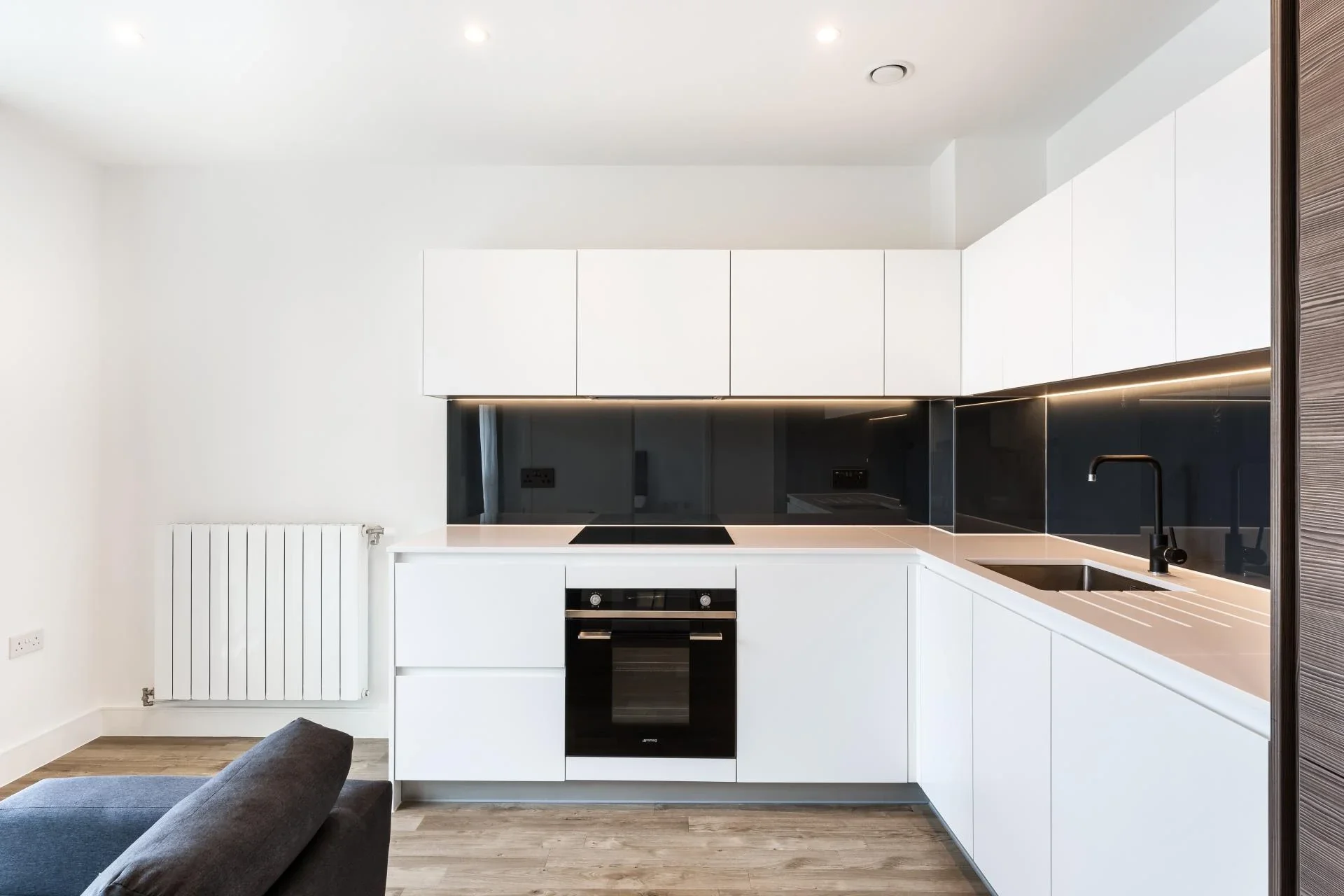 Flat Plowden Road in Greater London