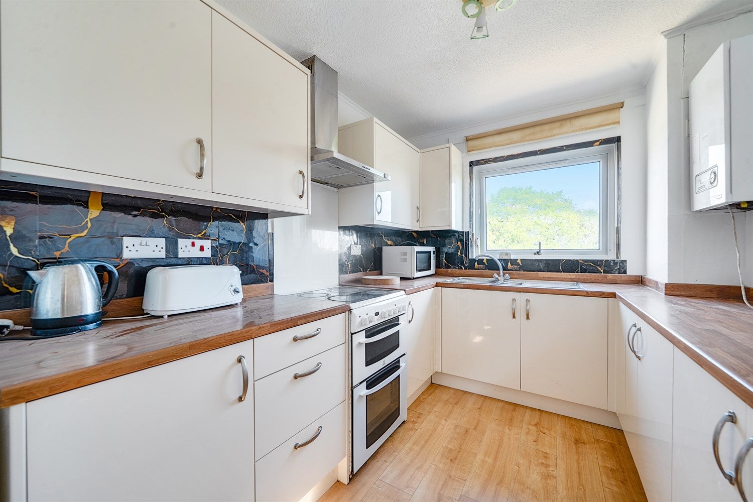 Flat North Heath Lane in Horsham