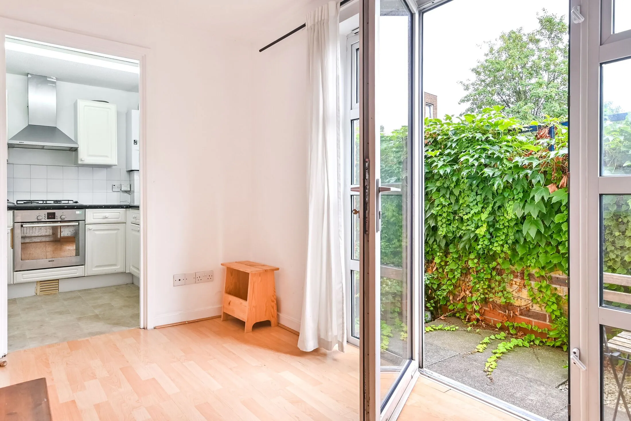 Flat Rainhill Way in Greater London