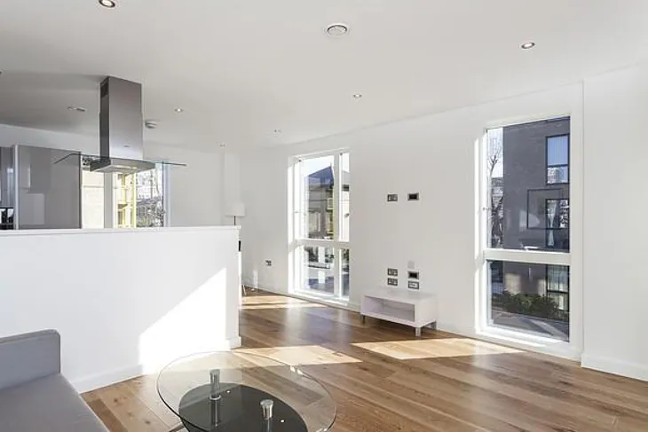 Flat Spa Road in Greater London