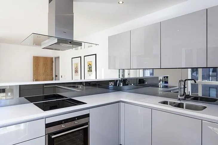 Flat Spa Road in Greater London