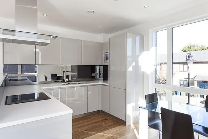 Flat Spa Road in Greater London