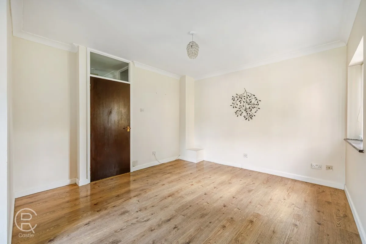 Flat Tennyson Road in Greater London