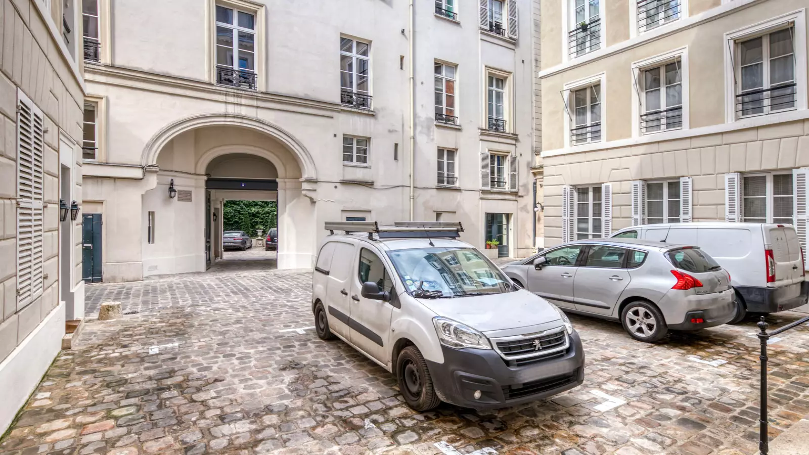 Appartement Impasse de Valmy à Paris