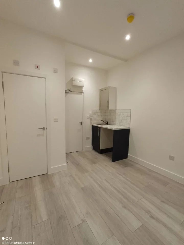 Room Westcote Road in Greater London