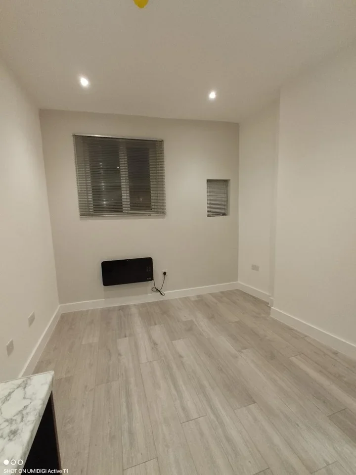 Room Westcote Road in Greater London