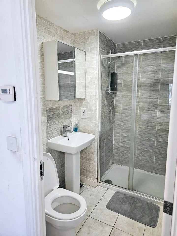 Room Wheeler Close in Burghfield