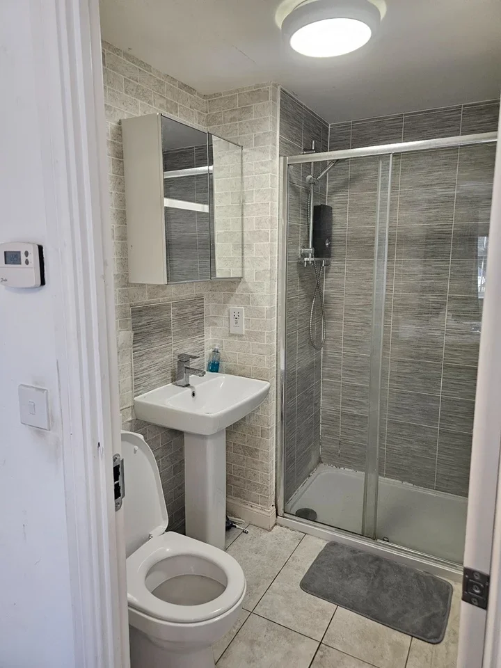Room Wheeler Close in Burghfield